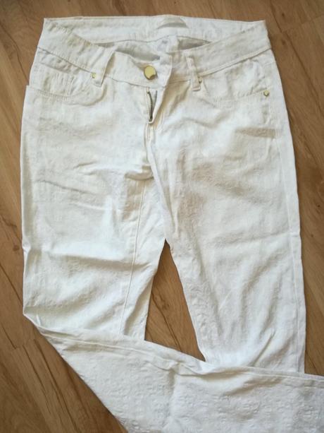 Nohavice s plastickým vzorom, s