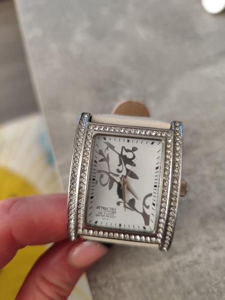 Dámske hodinky attractive q&q, 