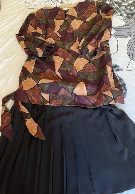 Kvalitné podšité šaty s plisovanou sukňou v. 48, 48