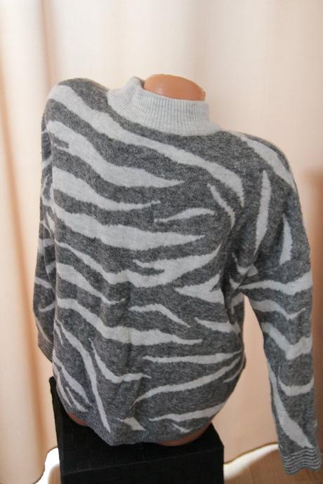Šedý chlpatý zebra sveter l/xl, l