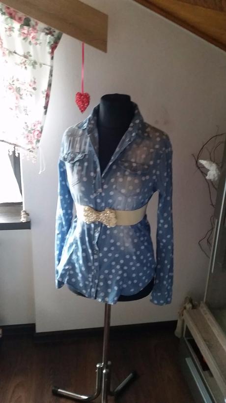 Modrá košeľa s bielymi guľkami, m