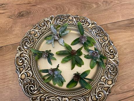 Lístočky zasnežené so šiškou 7 ks ( sada ), 