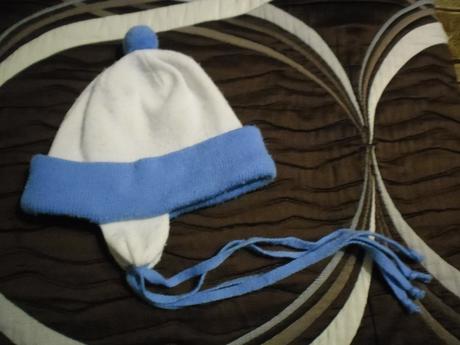 Bielo-modrá čiapočka s brmbolčekom a šnurkami, 68