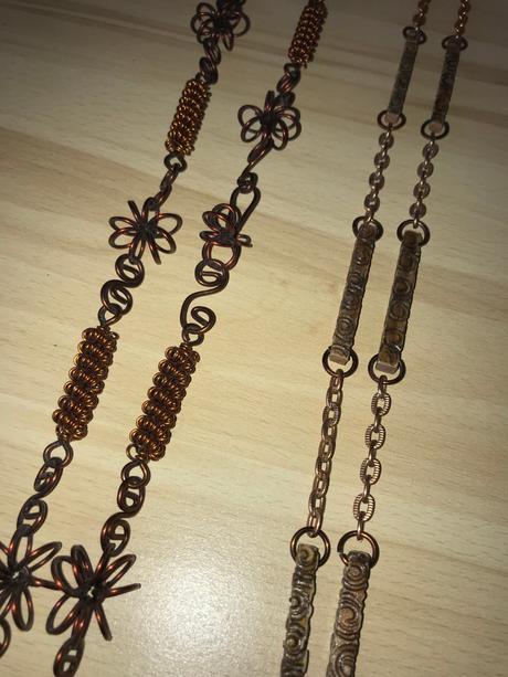 2 krásne medené náhrdelníky,
