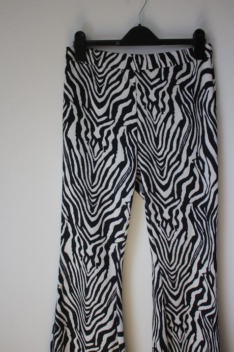 Čiernobiele nohavice, s