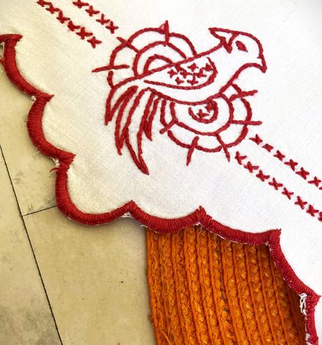 Vyšívaná vitrážka,