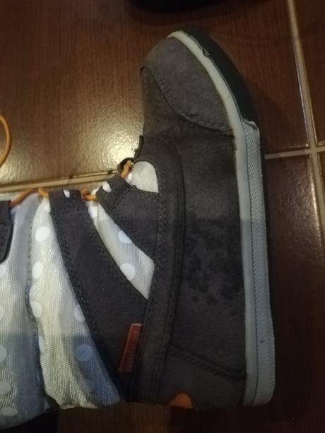 Dievcenske čižmy, authority,31