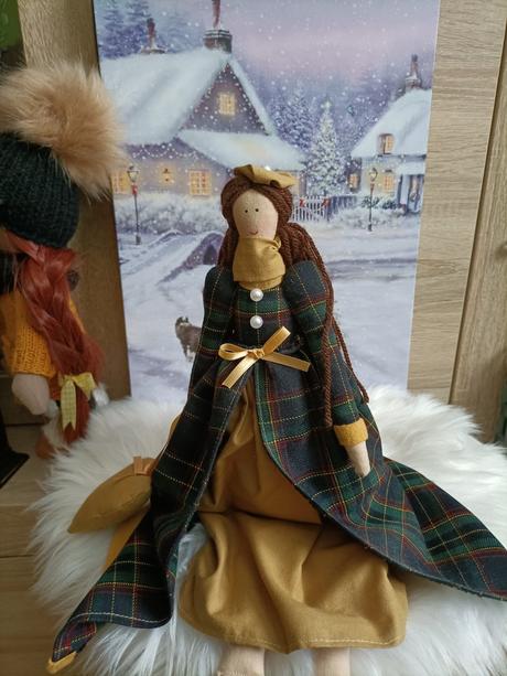 Vianočná dekorácia bábika s baretkou a srdiečkom,