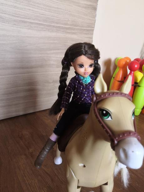 Chodiaci koník s bábikou, 