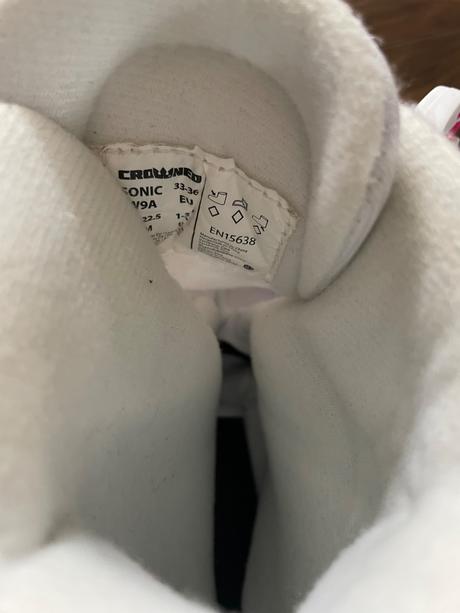 Dievčenské korčule, crowned,36