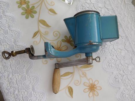 Retro mlynček na orechy-jihokov české budejovice., 