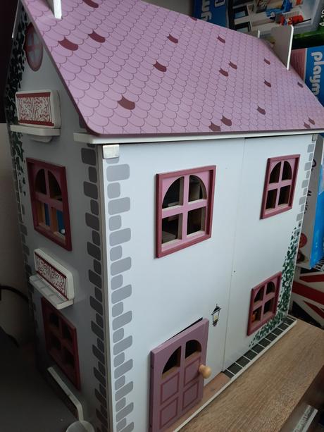 Domček pre bábiky s nábytkom, 