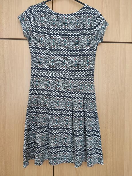 Vzorované farebné šaty, 36