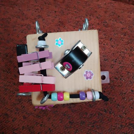 Aktivity board/interaktívna kocka na motoriku,