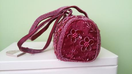 Kabelka vysivana koralkami,