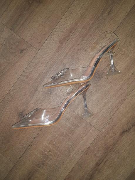 Priesvitné lodičky, 39