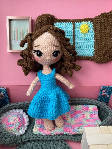 Háčkovaná bábika v kufríkovom domčeku, 