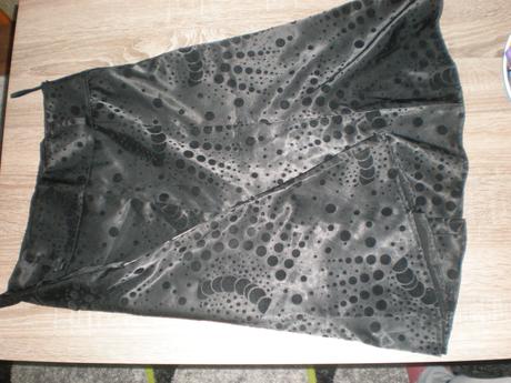 Elegantná čierna sukňa, 42