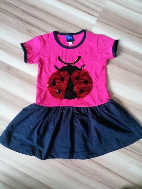 Šaty s meniacimi flitrami, 80