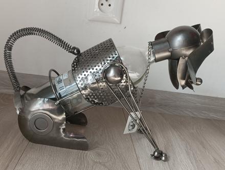 Kovovy stojan na vino pes novy, 