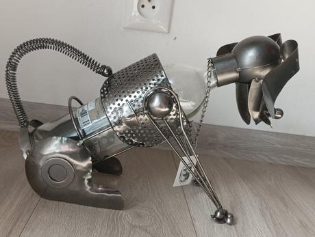 Kovovy stojan na vino pes novy, 