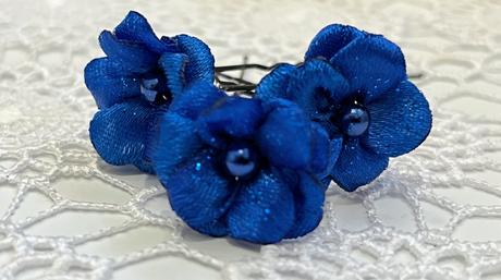 Saténová nezábudka na vlásenke, 