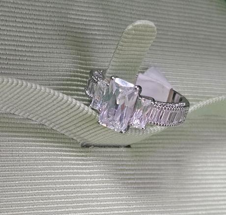 Dámsky prsteň s kryštálmi, 