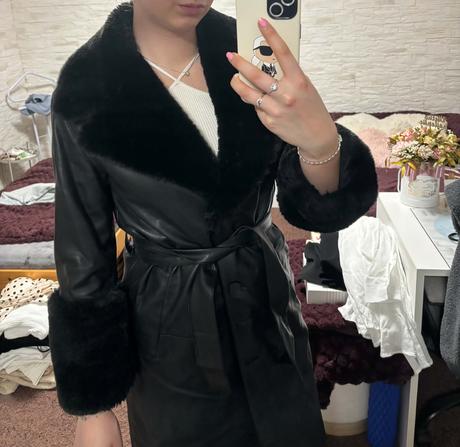 Kožený kabát s kožušinkou veľkosť s, bershka,s