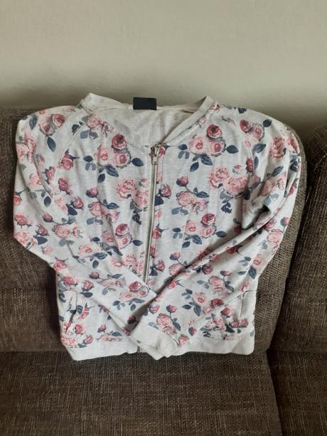 Dievcenska mikina, 158