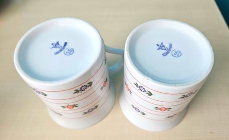 Retro keramické hrnčeky, biele, kvetinový vzor, 