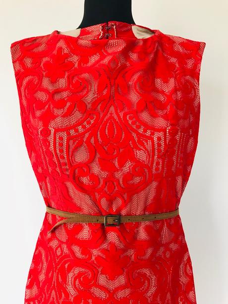 Čipkované červené šaty, 38