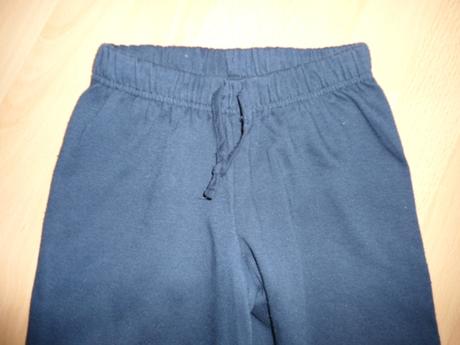 Tmavomodre teplaky, 110