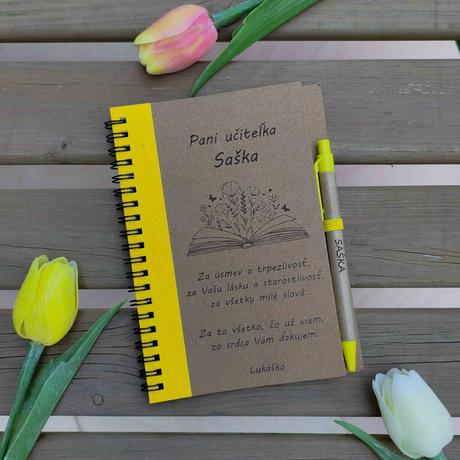 Zápisník s perom a gravírovaním,