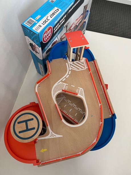 Drevená parkovacia garáž, 