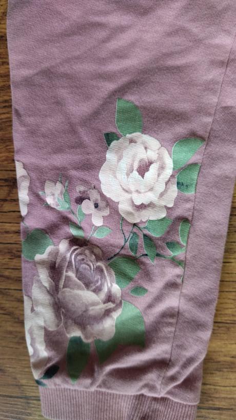 Tepláky ružičky, 98