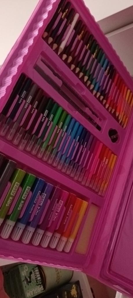 Obrovský kufrík s množstvom farbičiek,fixiek,