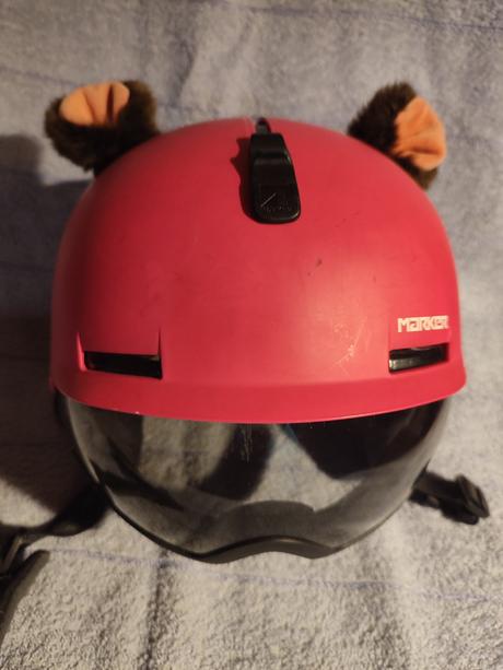 Prilba marker s vysuvacimi okuliarmi, s