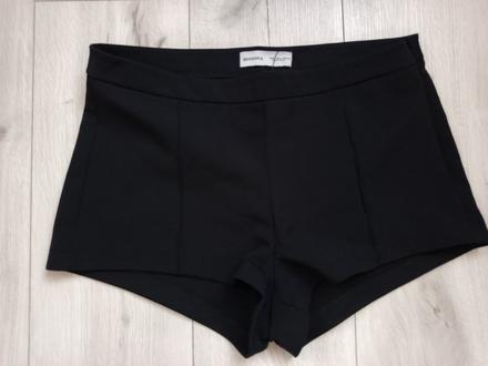 Látkové čierne kraťasy, bershka,38