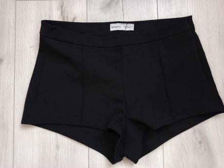 Látkové čierne kraťasy, bershka,38