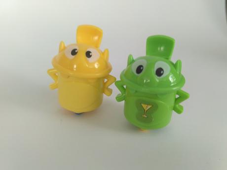 Mix vecí z kinder vajec štetce, ceruzky, gumy,