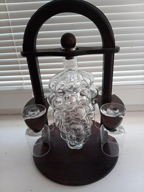 Poháre s karafou a stojanom,