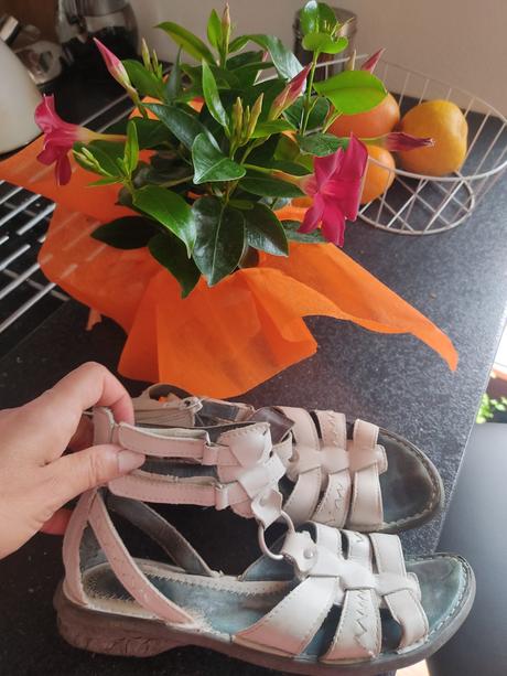 Predám dievčenské sandále, baťa,38