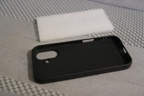 Čierny silikónový kryt na iphone 16, 