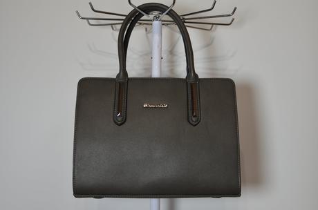 Šedá kabelka,