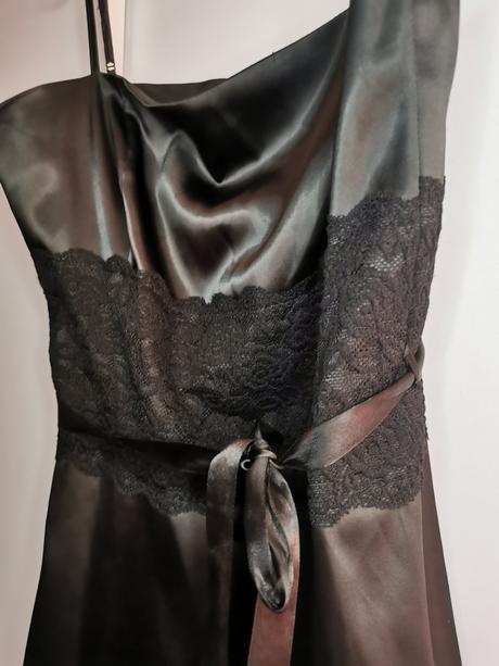 Saténové spoločenské šaty, 40