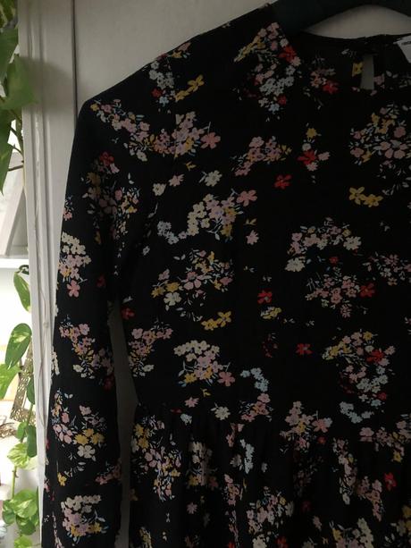 Čierne šaty s kvietkami/ čierne saty/ kvetinové, s