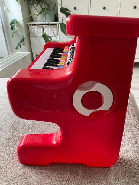 Krásne červené detské elektronické piano klavír,