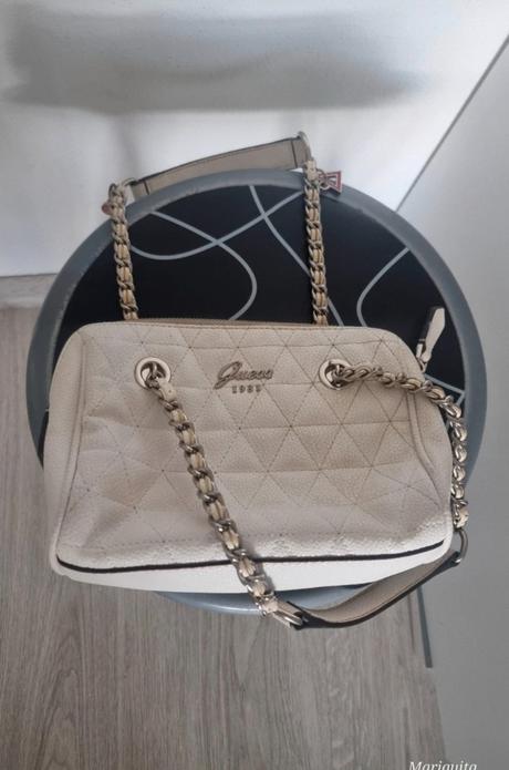 Kabelka guess treba ocistit, guess