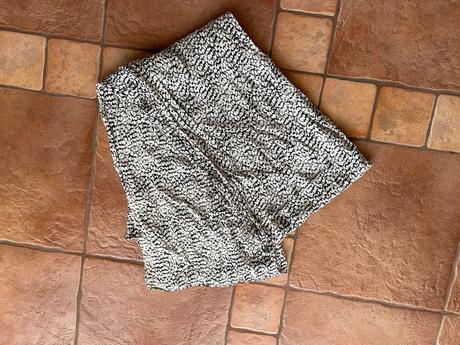 Bielo cierna vzorová satka,