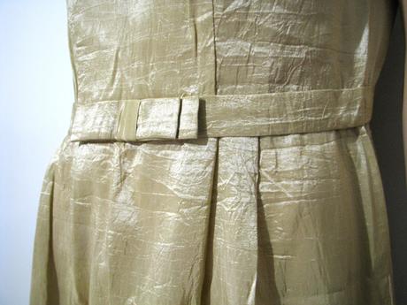 Zlatisté šaty s lístkami, 40